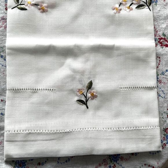 Embroidered 100% Polyester Tablecloth White with Pink Floral Size 36" x36" - Picture 6 of 6